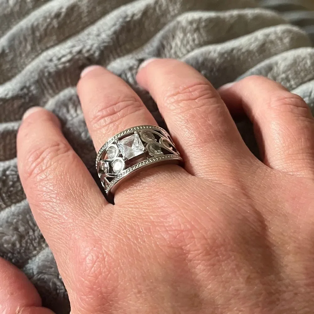 The Art Deco wide band ring in 925 silver and cubic zirconia sz 6